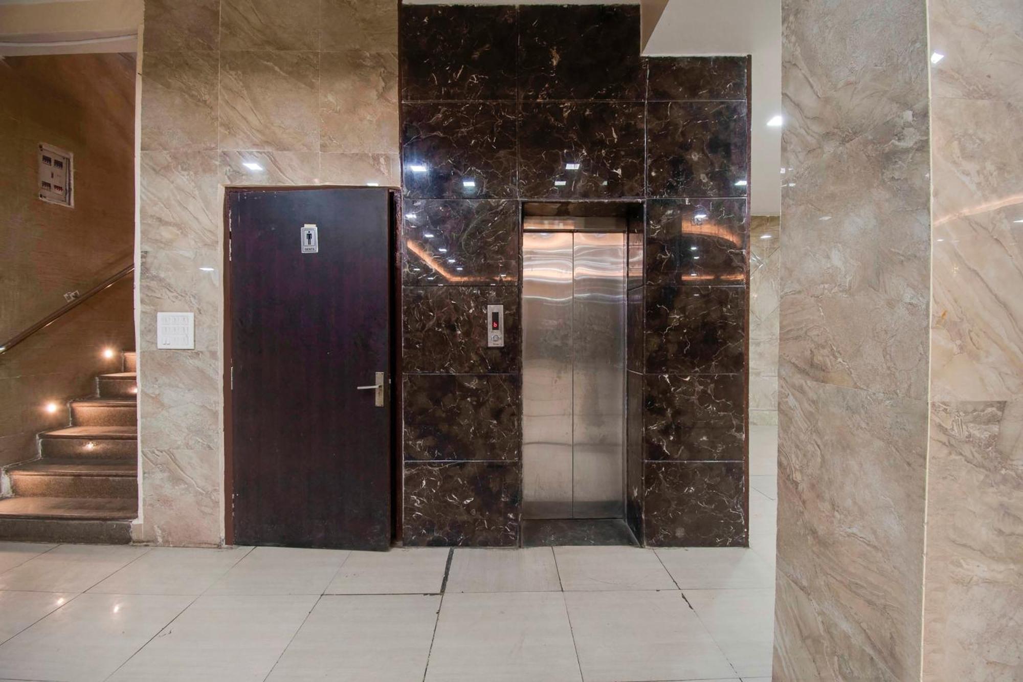 Capital O Pink Peral Hotel Dzsaipur Kültér fotó